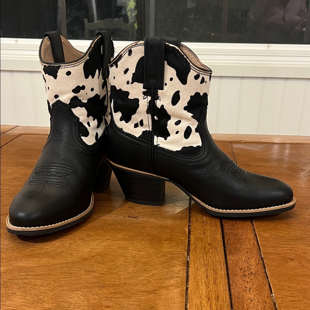 Twisted X Cowhide Western Ankle Boots – Size 8 – Like New Black & White